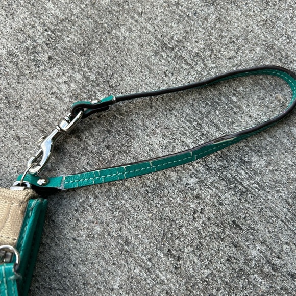 Coach signature C’s wristlet walker purse Green - Picture 4 of 5